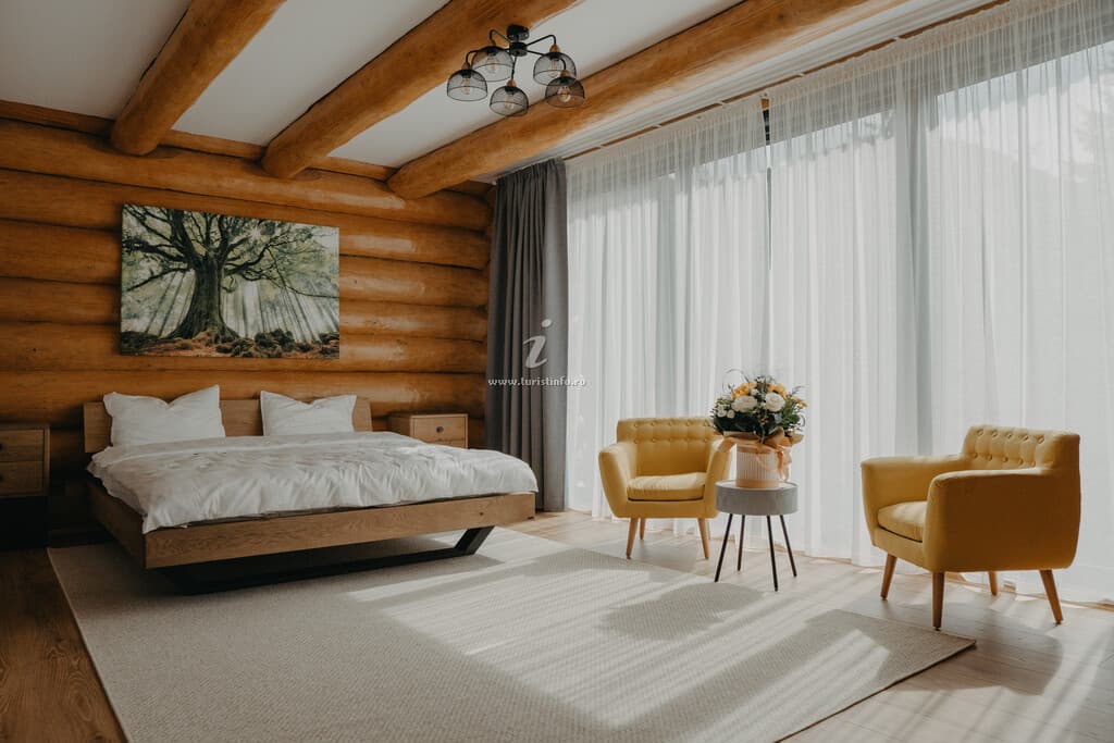 Dormitor luminos cu fotolii galbene